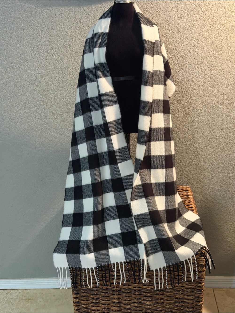 100% Cashmere Scarf Made in Scotland Black & White Plaid Tartan Fringe Luxury